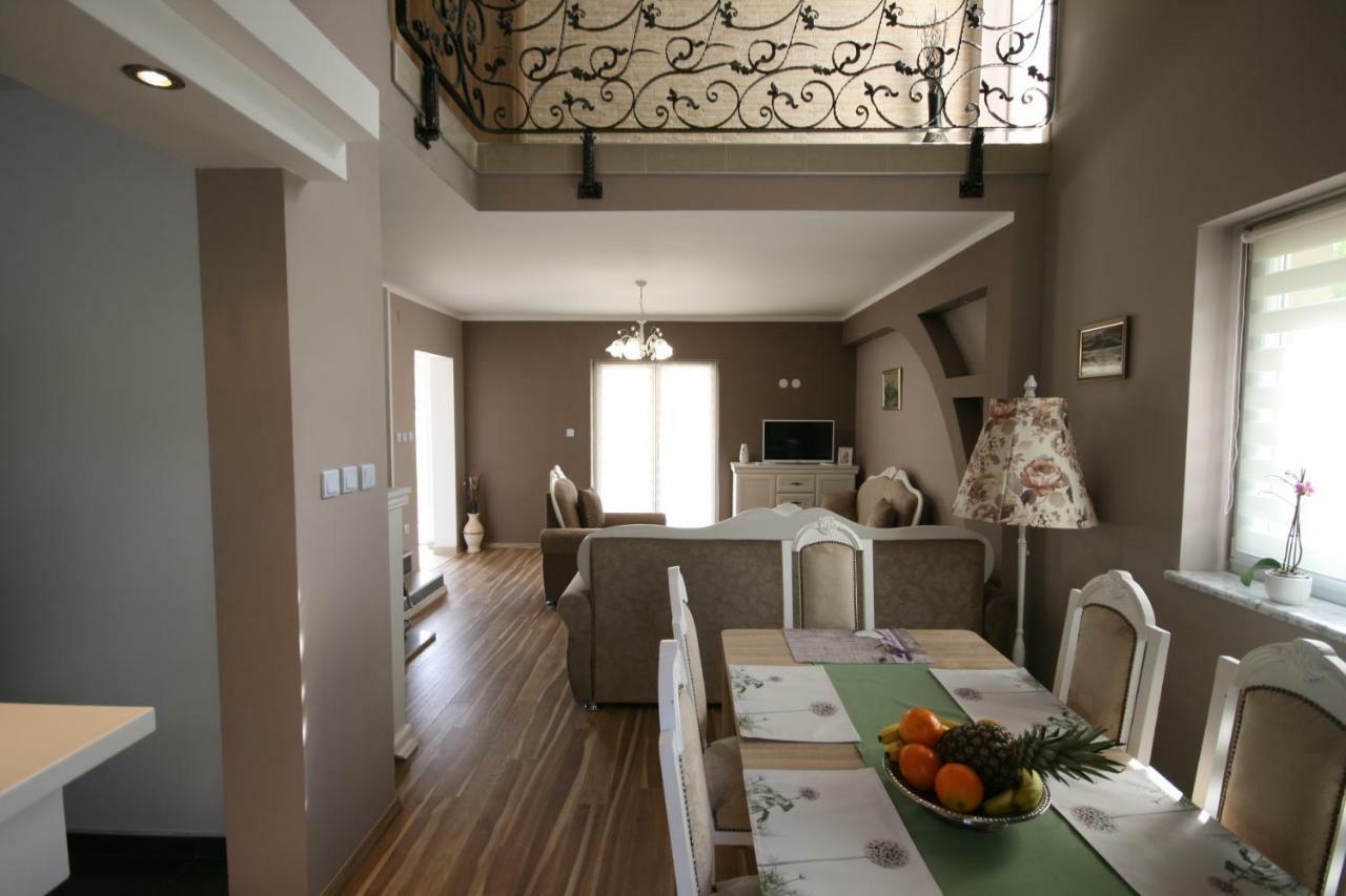 Holiday House Leona Otocac Ngoại thất bức ảnh