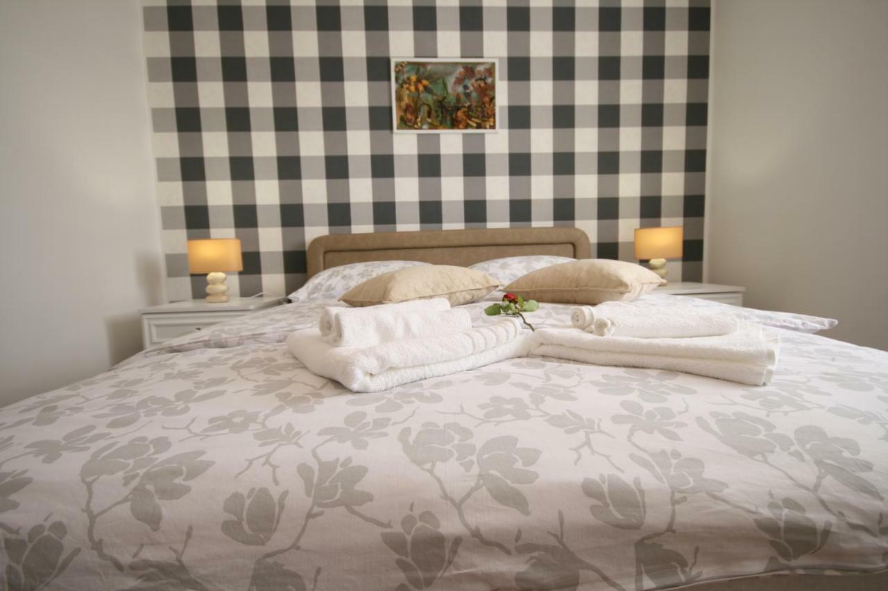 Holiday House Leona Otocac Ngoại thất bức ảnh