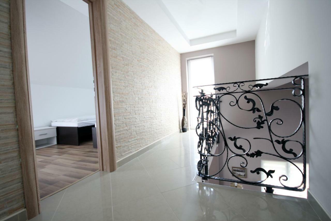 Holiday House Leona Otocac Ngoại thất bức ảnh