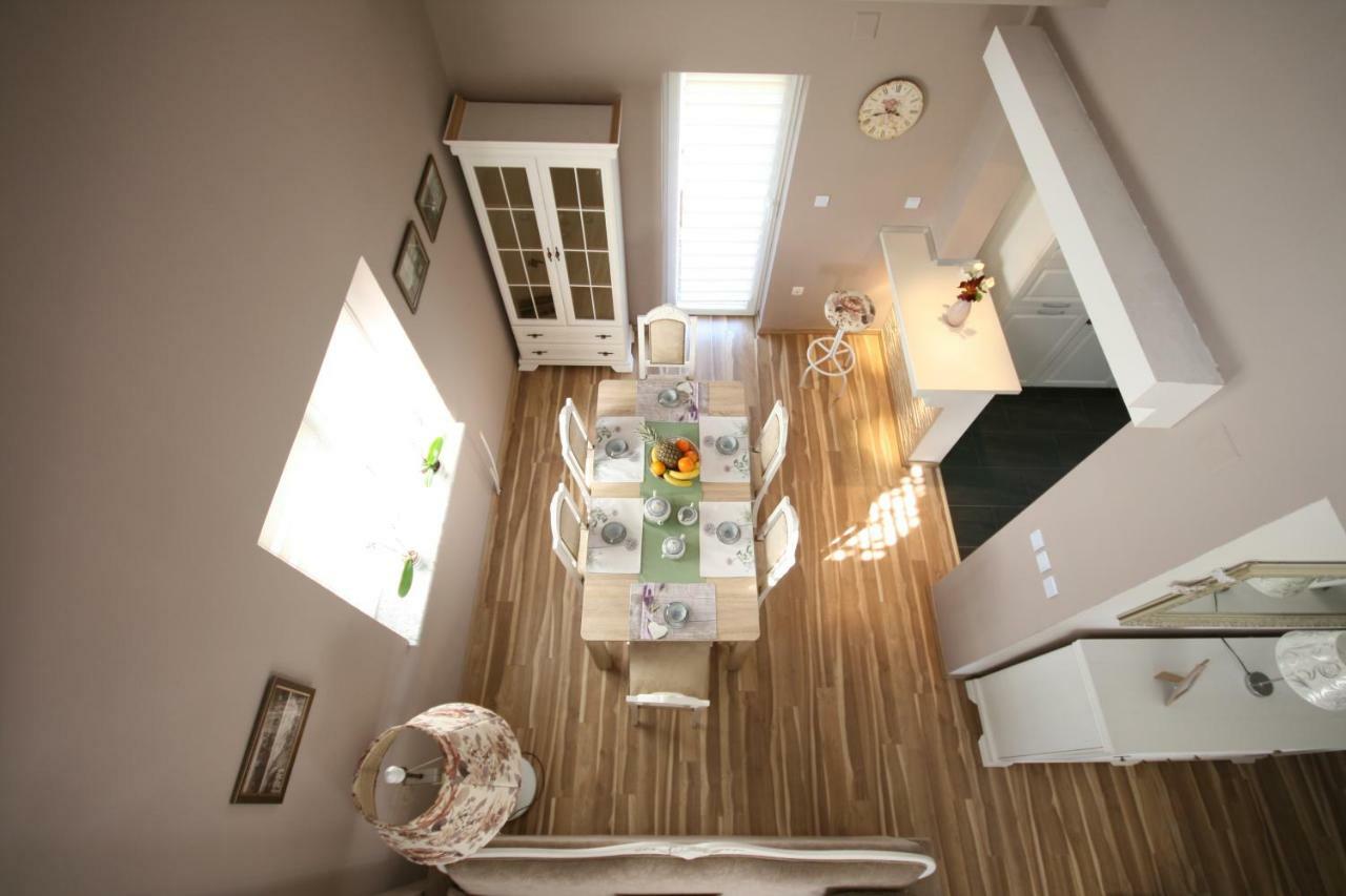Holiday House Leona Otocac Ngoại thất bức ảnh