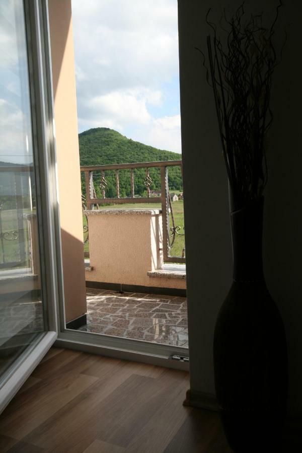 Holiday House Leona Otocac Ngoại thất bức ảnh