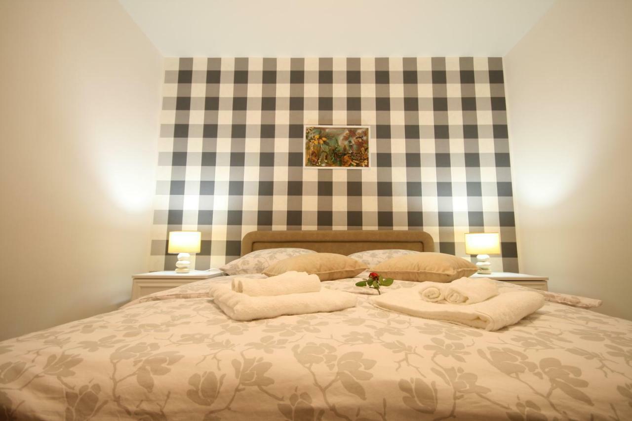 Holiday House Leona Otocac Ngoại thất bức ảnh