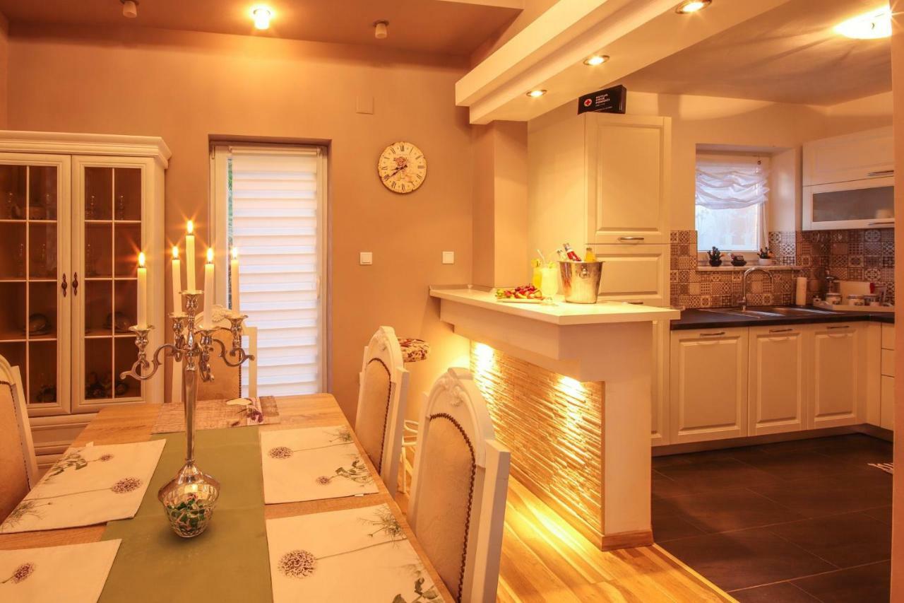 Holiday House Leona Otocac Ngoại thất bức ảnh