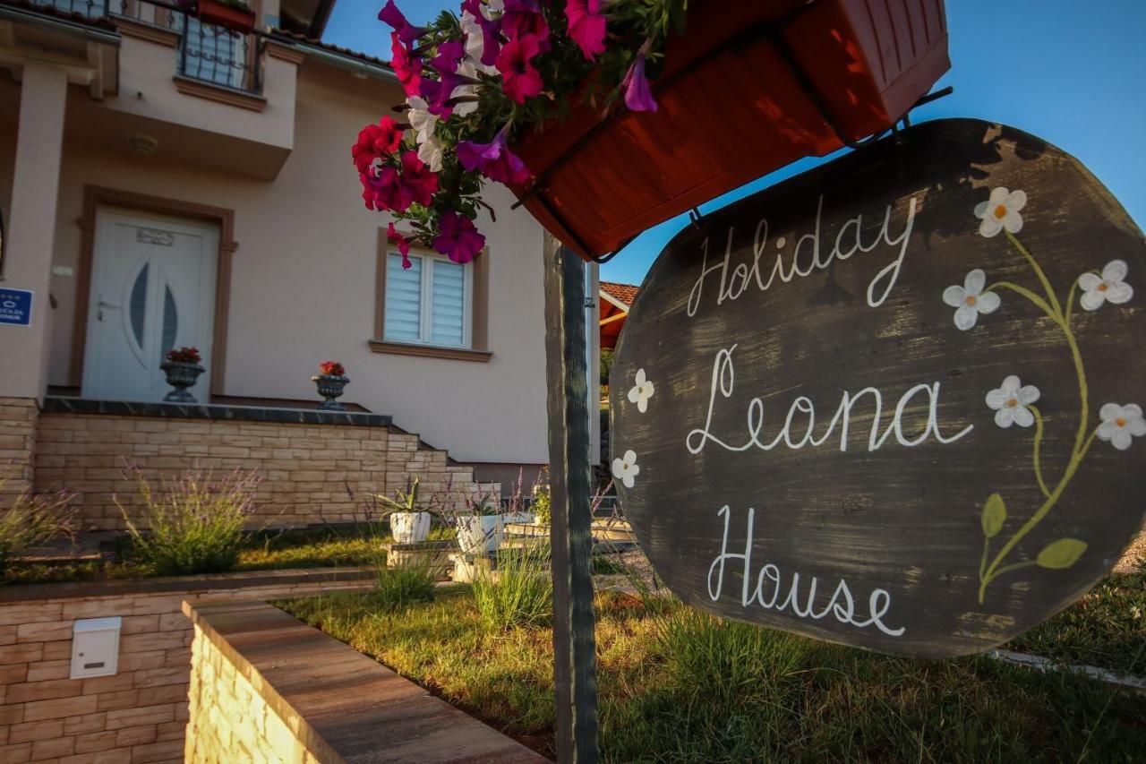 Holiday House Leona Otocac Ngoại thất bức ảnh